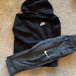 Nike - size 4 - sweatshirt and sweatpants